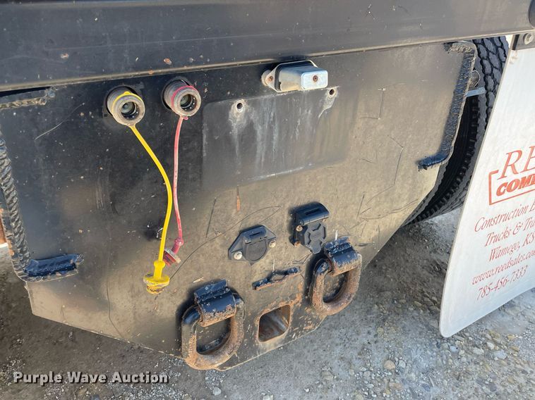 image for item MS9750 2007 International 4300  flatbed truck