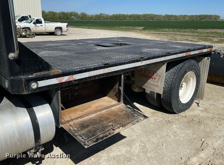 image for item MS9750 2007 International 4300  flatbed truck