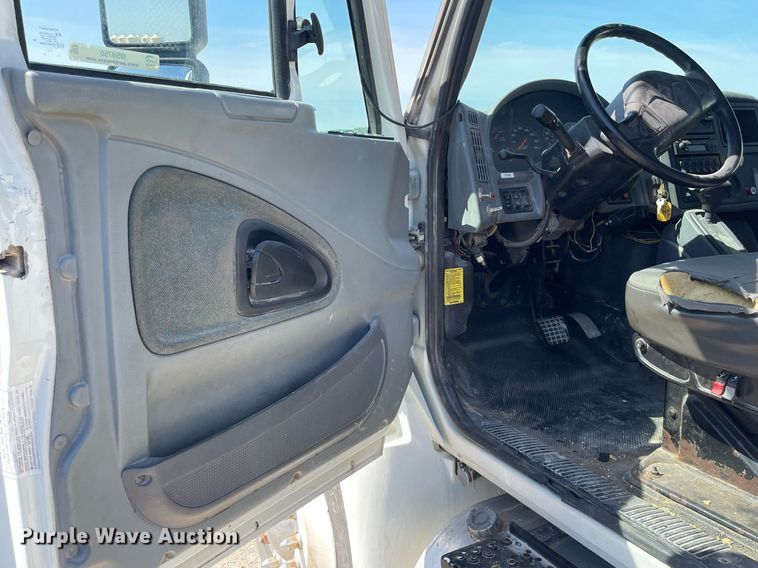 image for item MS9750 2007 International 4300  flatbed truck