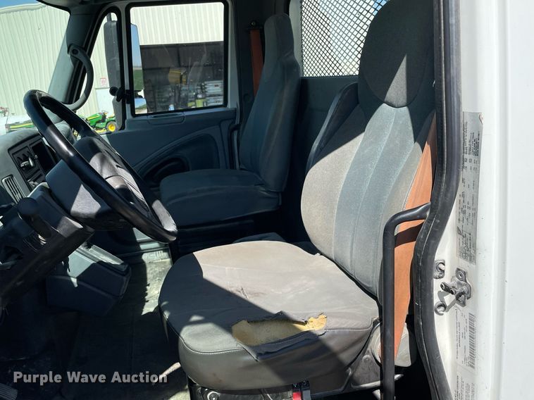 image for item MS9750 2007 International 4300  flatbed truck