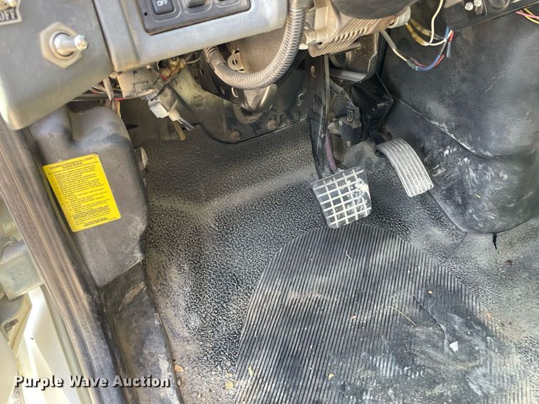 image for item MS9750 2007 International 4300  flatbed truck