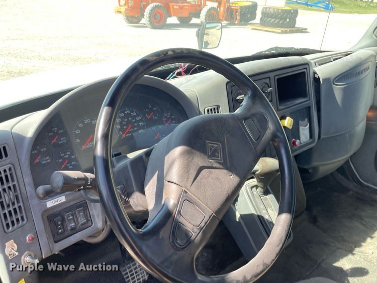 image for item MS9750 2007 International 4300  flatbed truck