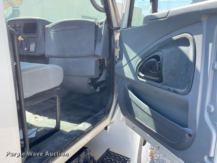 image for item MS9750 2007 International 4300  flatbed truck