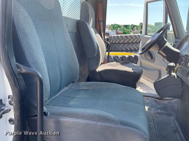 image for item MS9750 2007 International 4300  flatbed truck