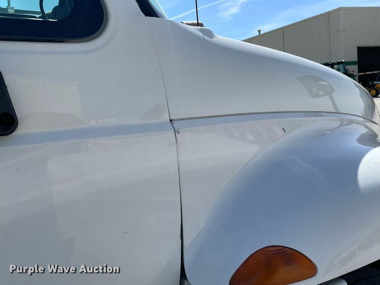 image for item MS9750 2007 International 4300  flatbed truck