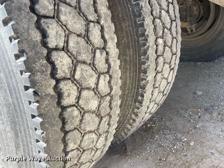 image for item MS9750 2007 International 4300  flatbed truck