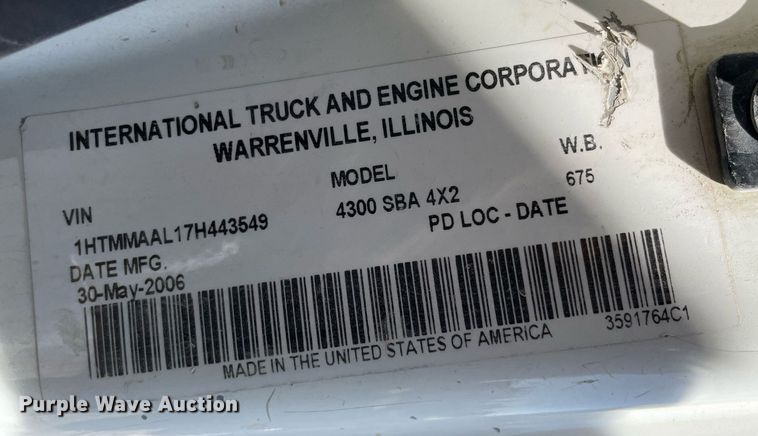 image for item MS9750 2007 International 4300  flatbed truck