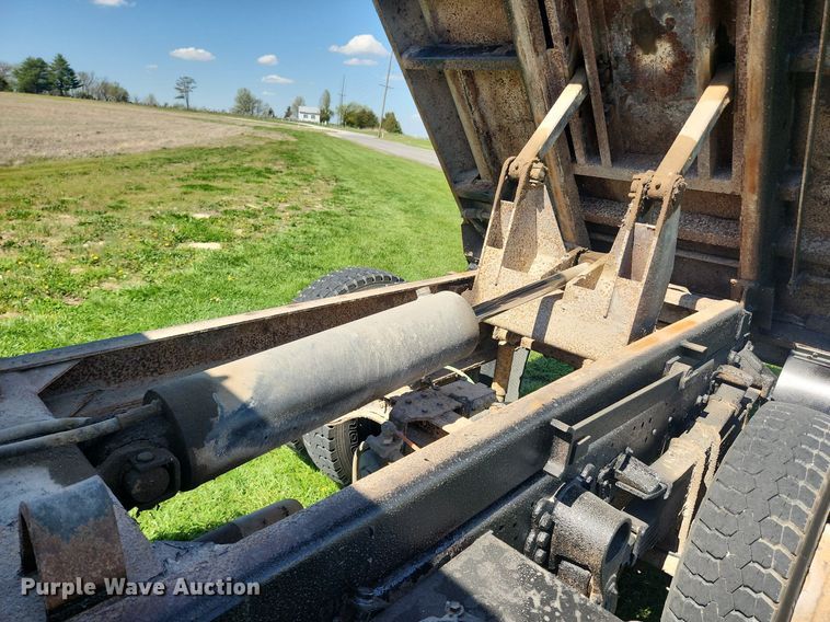 image for item MW9696 2001 Ford F650 Super Duty XL  dump truck