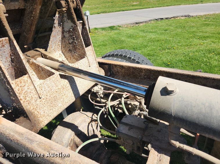 image for item MW9696 2001 Ford F650 Super Duty XL  dump truck