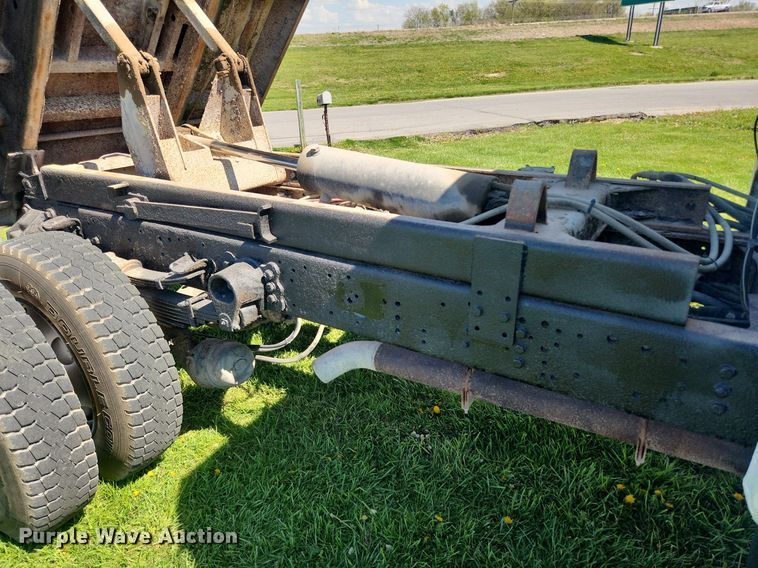 image for item MW9696 2001 Ford F650 Super Duty XL  dump truck