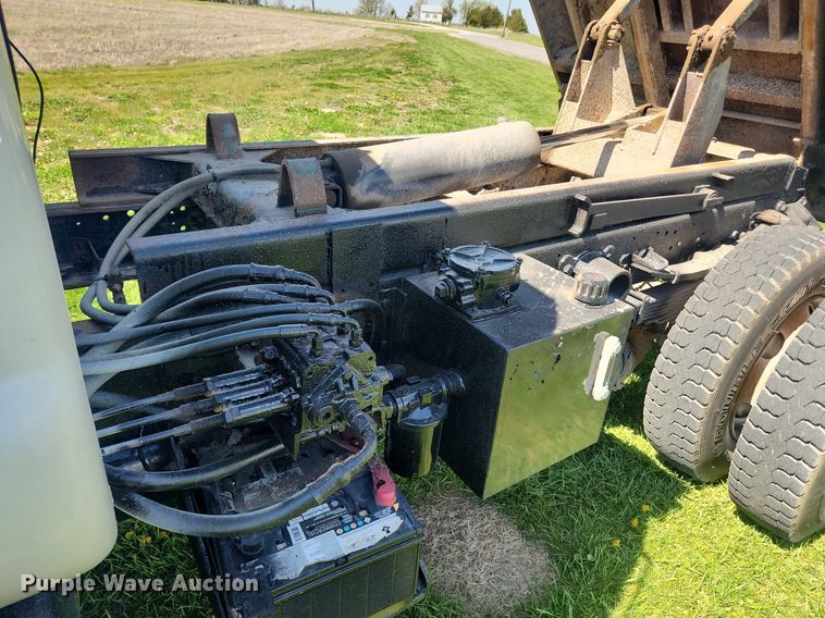 image for item MW9696 2001 Ford F650 Super Duty XL  dump truck