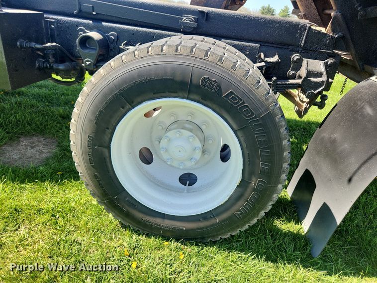 image for item MW9696 2001 Ford F650 Super Duty XL  dump truck