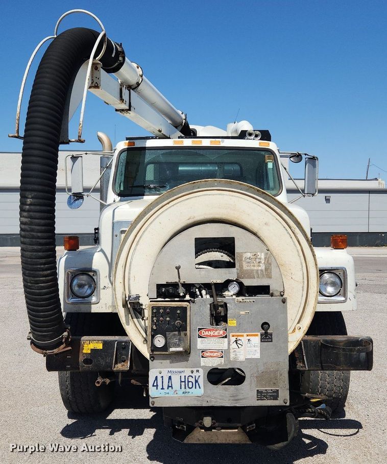 image for item MW9709 2002 International 2554  sewer jetter truck