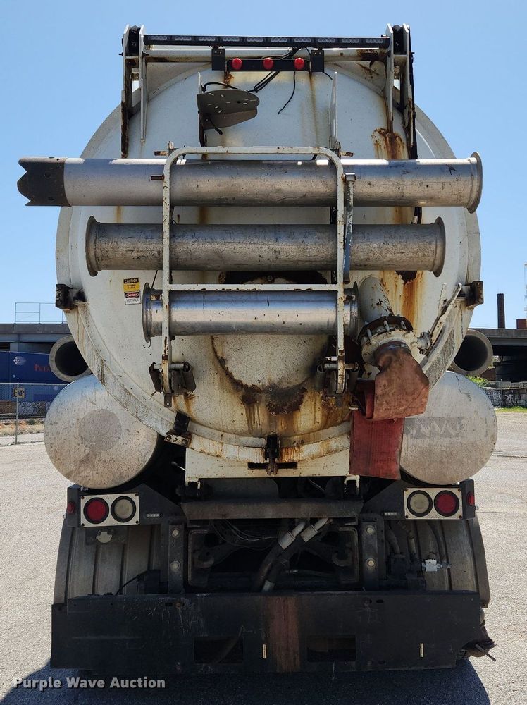 image for item MW9709 2002 International 2554  sewer jetter truck