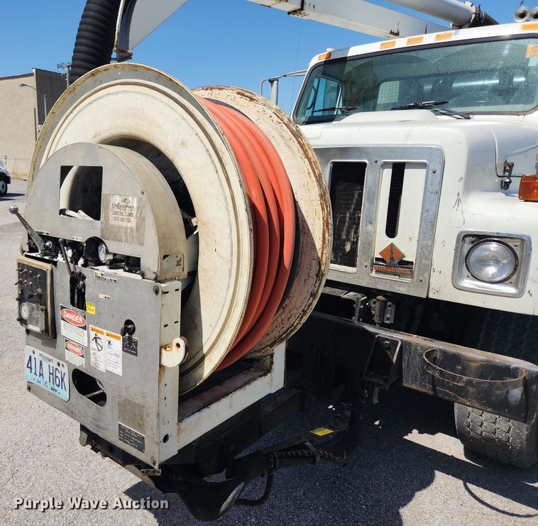 image for item MW9709 2002 International 2554  sewer jetter truck