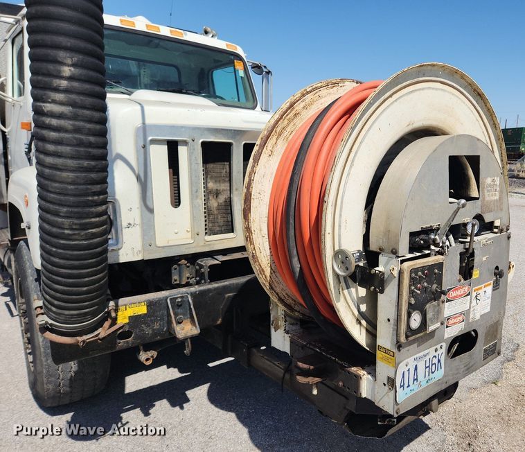 image for item MW9709 2002 International 2554  sewer jetter truck