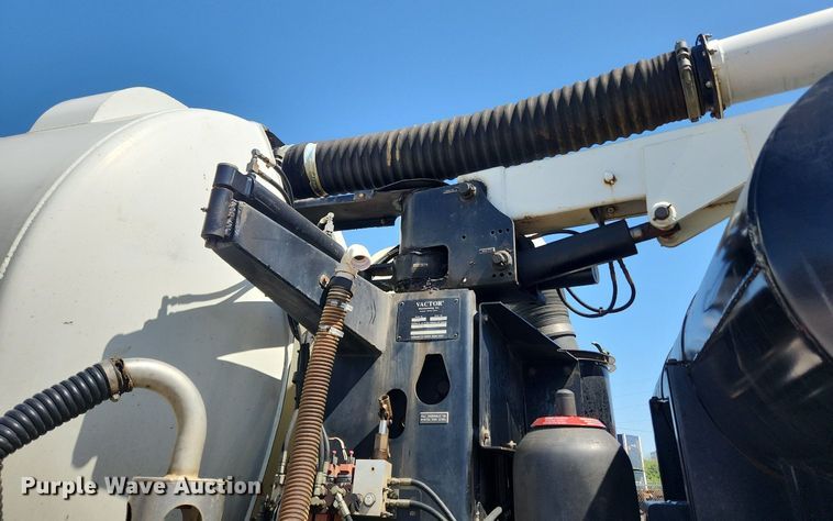 image for item MW9709 2002 International 2554  sewer jetter truck