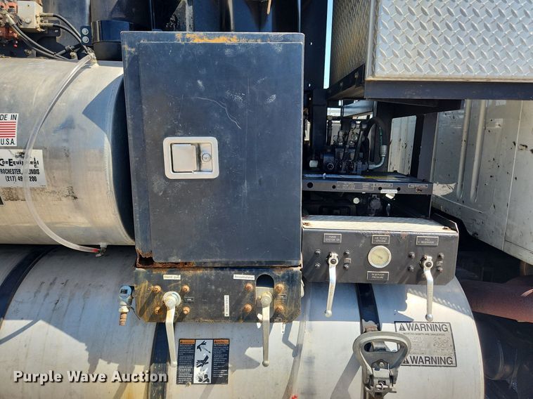 image for item MW9709 2002 International 2554  sewer jetter truck