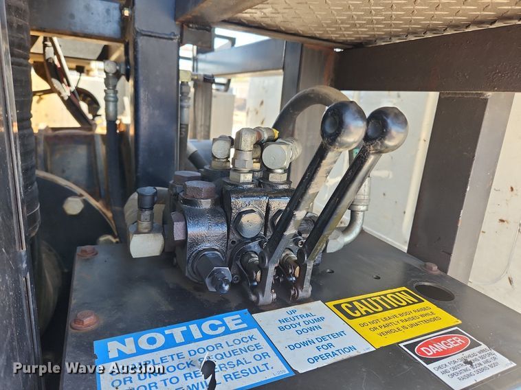 image for item MW9709 2002 International 2554  sewer jetter truck