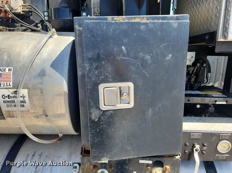 image for item MW9709 2002 International 2554  sewer jetter truck