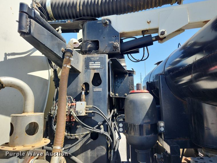 image for item MW9709 2002 International 2554  sewer jetter truck