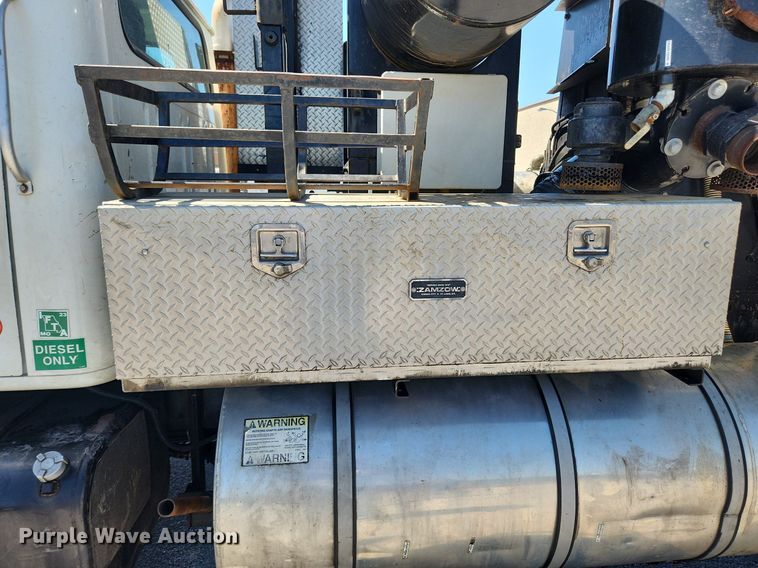 image for item MW9709 2002 International 2554  sewer jetter truck