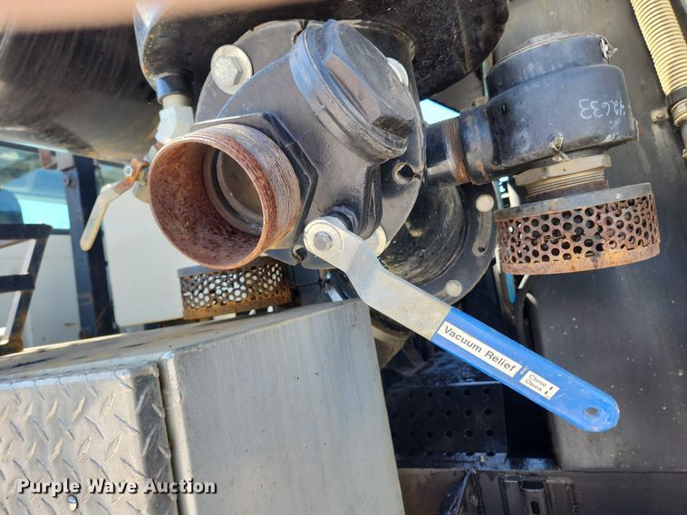 image for item MW9709 2002 International 2554  sewer jetter truck