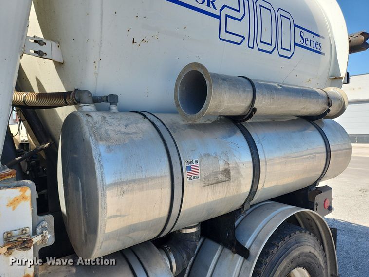 image for item MW9709 2002 International 2554  sewer jetter truck