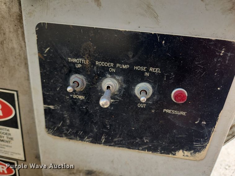 image for item MW9709 2002 International 2554  sewer jetter truck