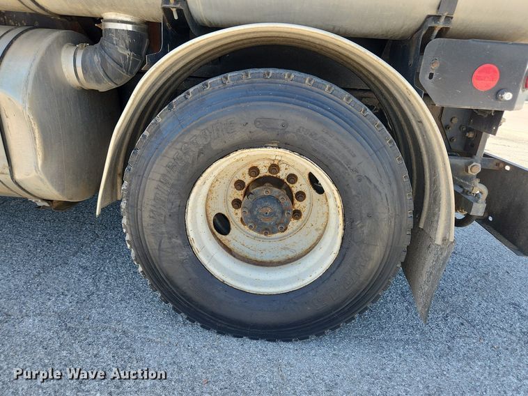 image for item MW9709 2002 International 2554  sewer jetter truck