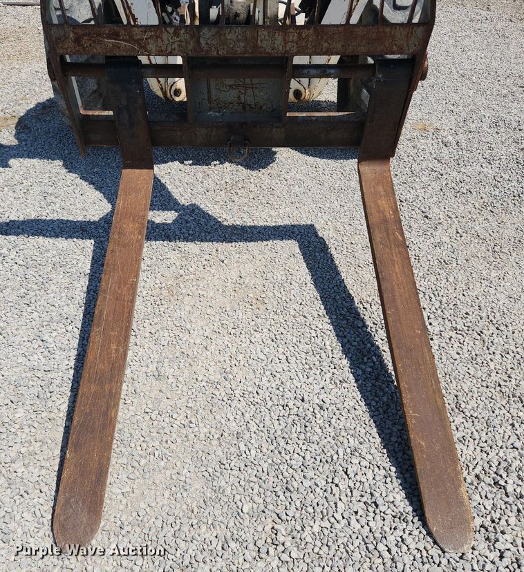 image for item MW9732 2005 Terex TH1048C  telehandler