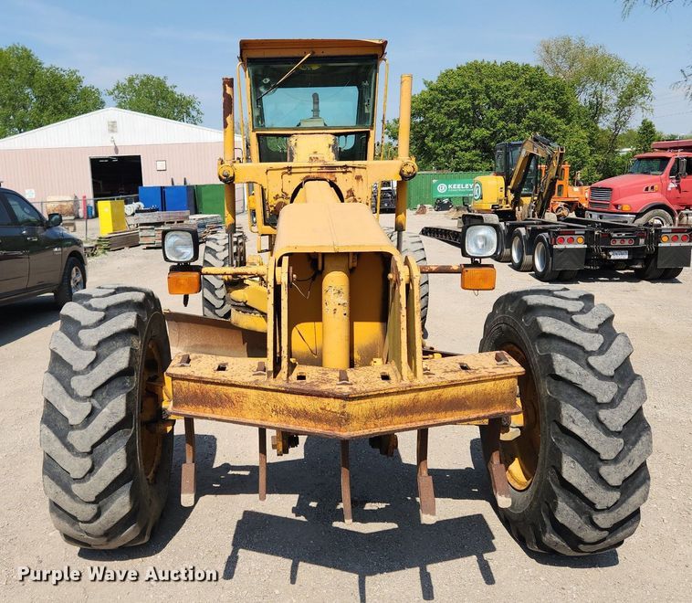 image for item MW9734 1988 John Deere 570B  motor grader