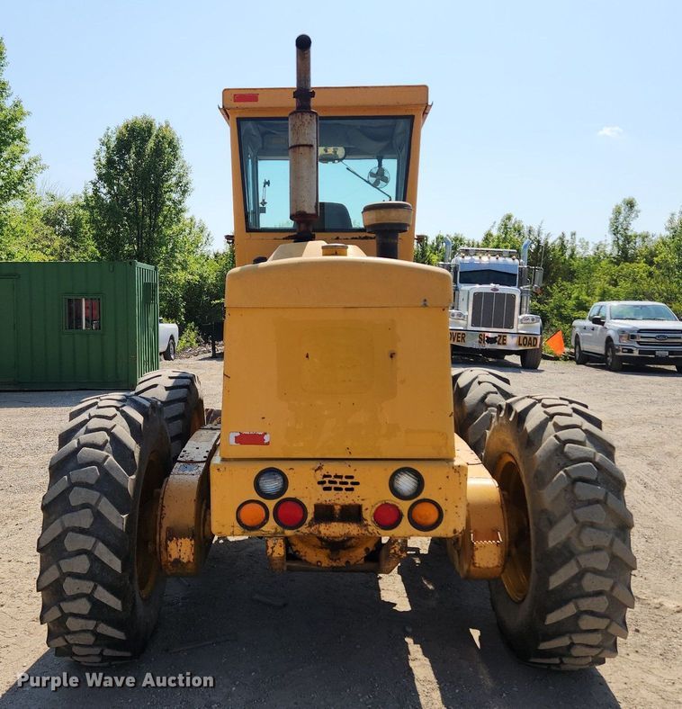 image for item MW9734 1988 John Deere 570B  motor grader