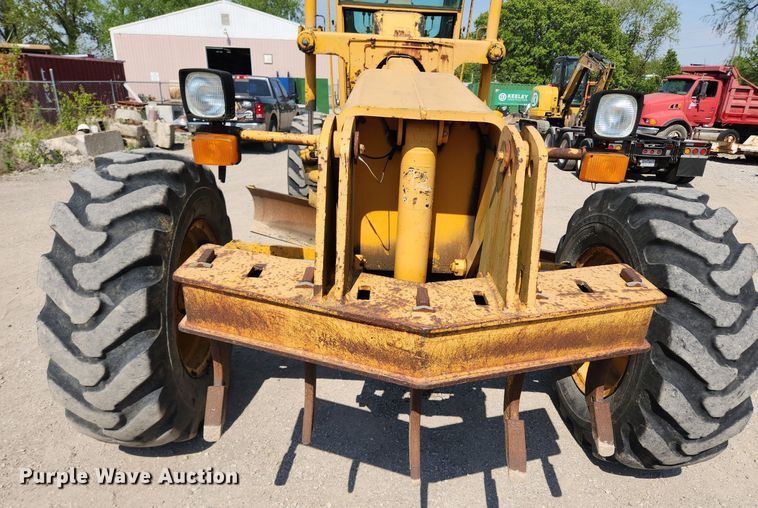 image for item MW9734 1988 John Deere 570B  motor grader