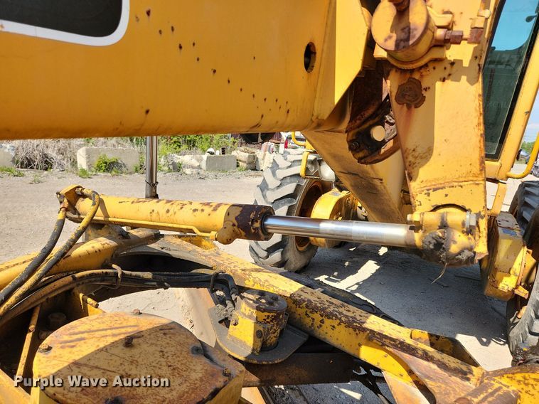 image for item MW9734 1988 John Deere 570B  motor grader