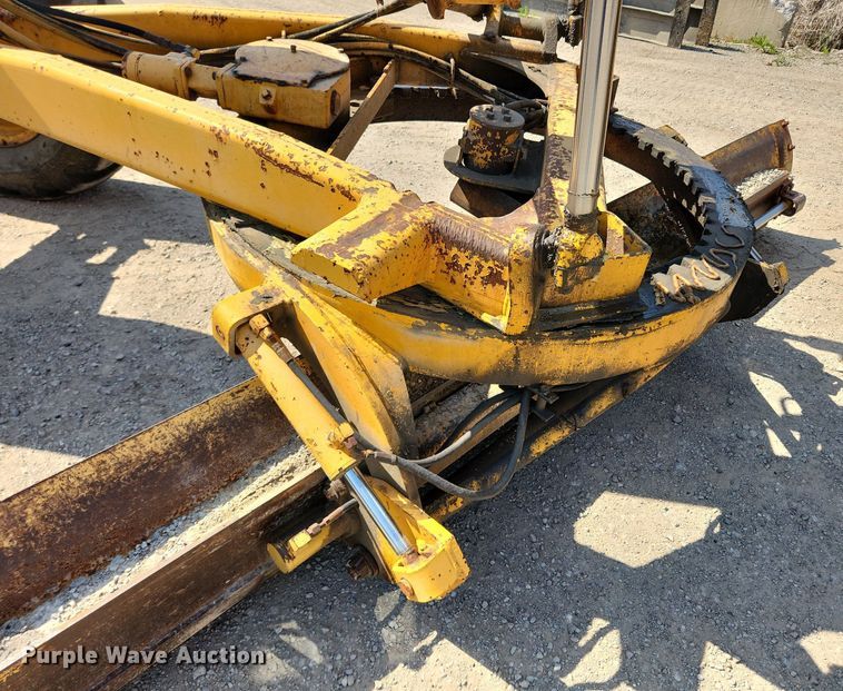 image for item MW9734 1988 John Deere 570B  motor grader