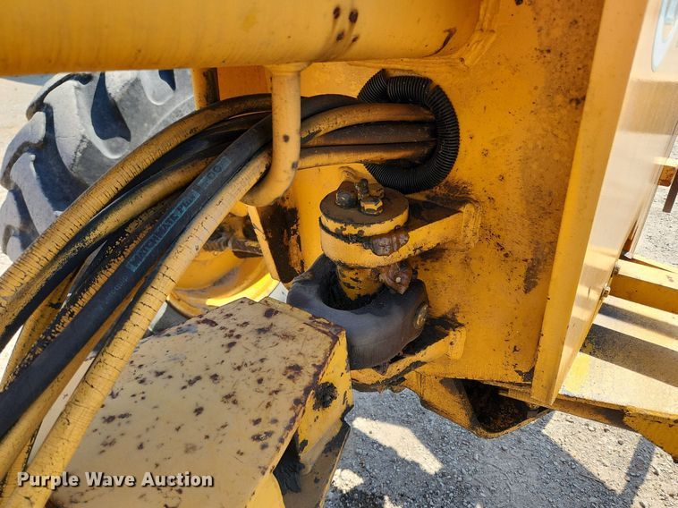 image for item MW9734 1988 John Deere 570B  motor grader