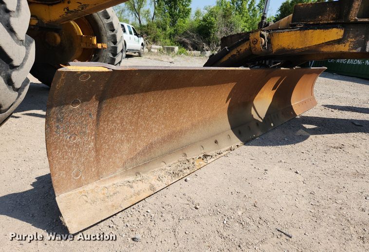 image for item MW9734 1988 John Deere 570B  motor grader