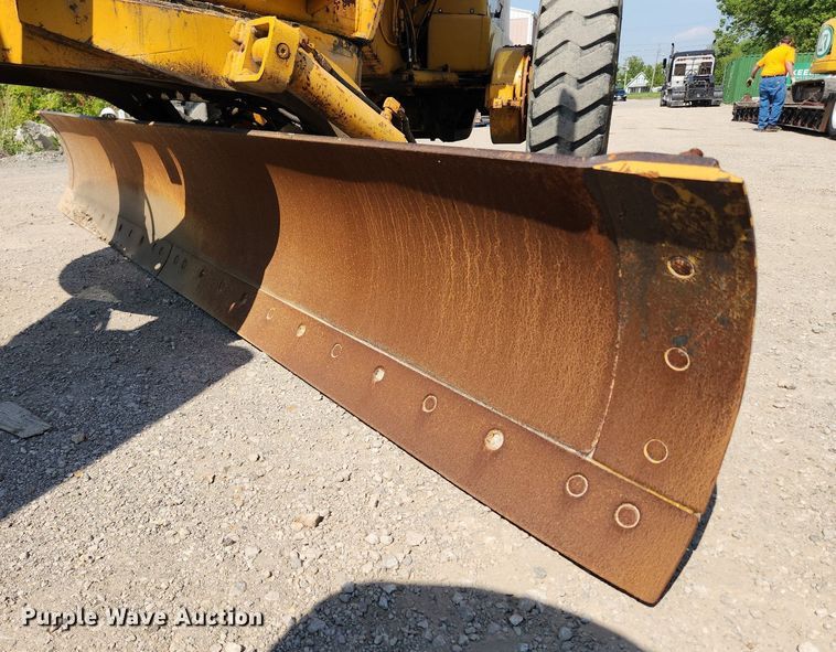 image for item MW9734 1988 John Deere 570B  motor grader