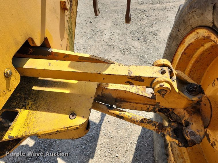 image for item MW9734 1988 John Deere 570B  motor grader