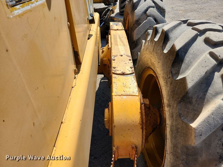 image for item MW9734 1988 John Deere 570B  motor grader