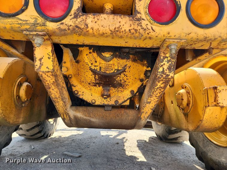 image for item MW9734 1988 John Deere 570B  motor grader