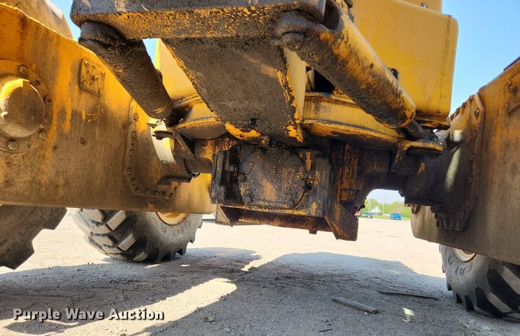 image for item MW9734 1988 John Deere 570B  motor grader