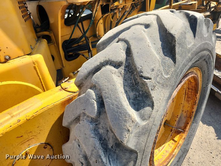 image for item MW9734 1988 John Deere 570B  motor grader