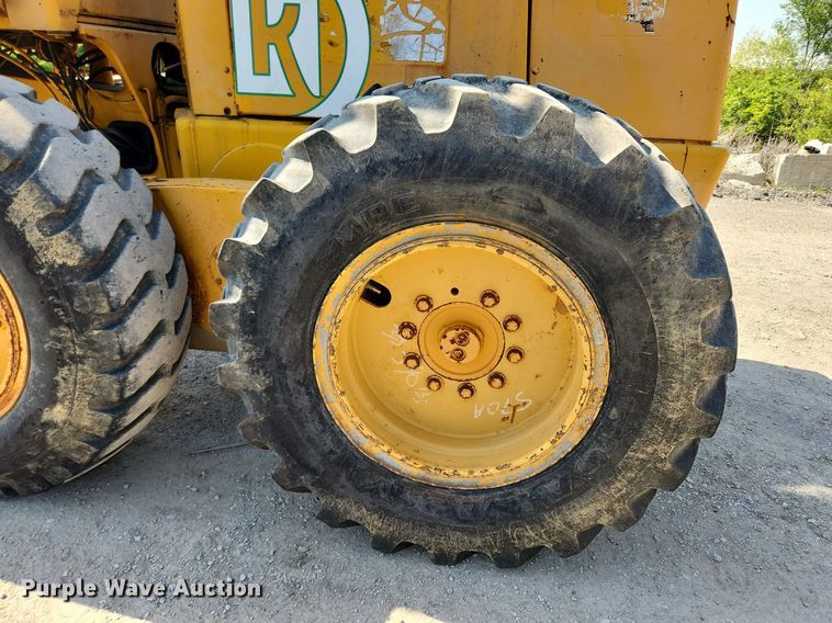 image for item MW9734 1988 John Deere 570B  motor grader