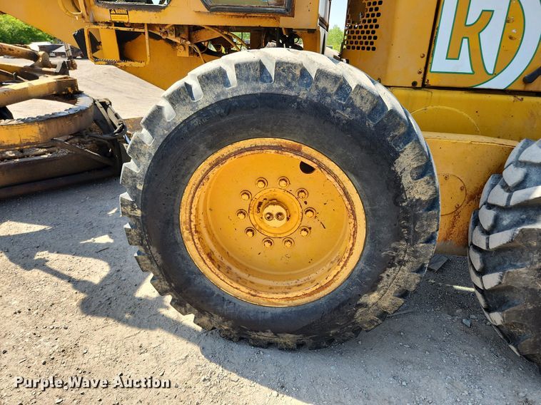 image for item MW9734 1988 John Deere 570B  motor grader