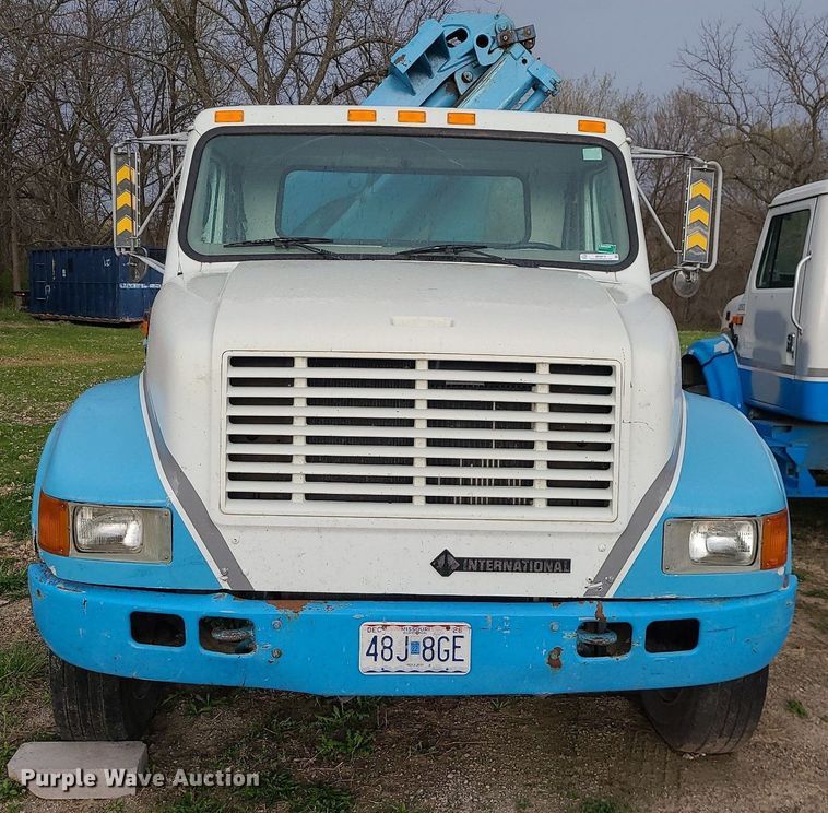 image for item MX9616 1999 International 4700  truck cab and chassis with crane