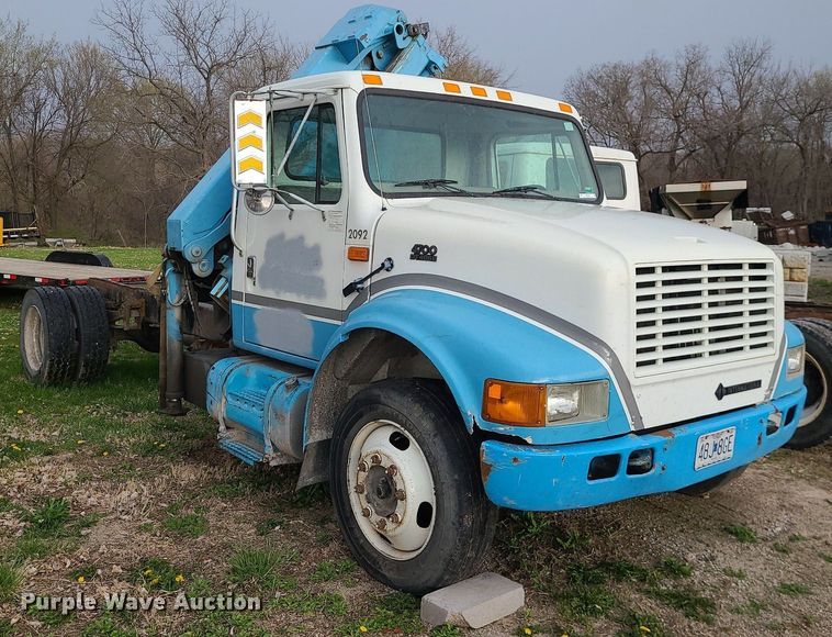 image for item MX9616 1999 International 4700  truck cab and chassis with crane