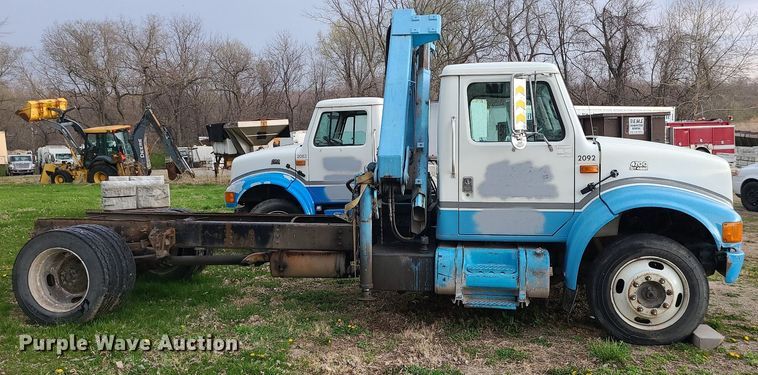 image for item MX9616 1999 International 4700  truck cab and chassis with crane