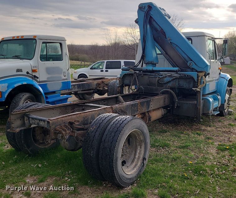 image for item MX9616 1999 International 4700  truck cab and chassis with crane